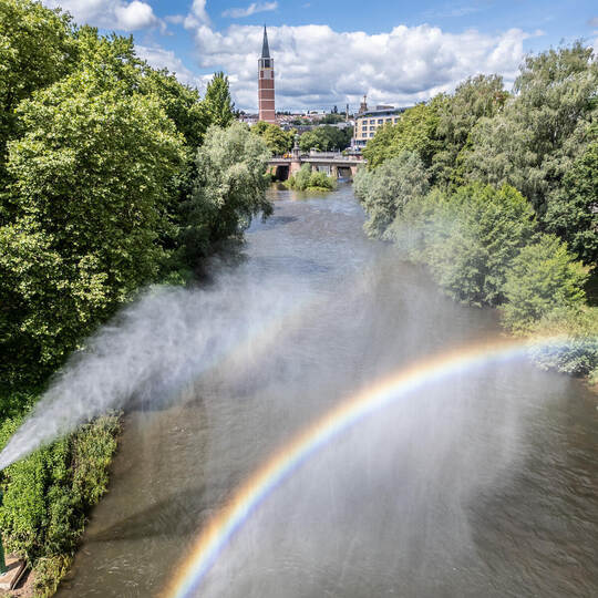 Gegenüber vom EMMA-Kreativzentrum hat die Regenbogenskulptur der Ornamenta ihren Platz gefunden. Regenbogenskulptur Ornamenta