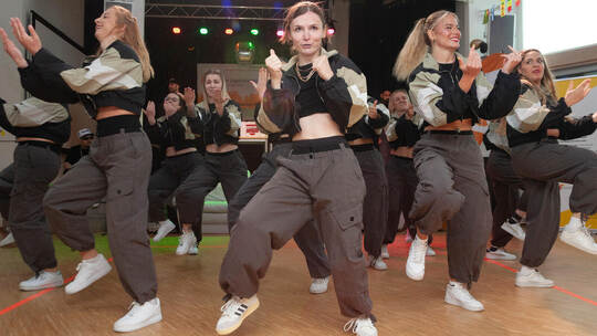 Ausdrucksstark zeigt die Tanzgruppe „Connected“ von der Urban Dance School in Pforzheim, was Streetdance bedeutet. Fotomoment