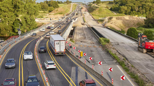 Ausbau der Autobahn A8. Der Verkehr fließt in beide Fahrtrichtungen auf dem bereits fertiggestellten Teil der neuen Enzbrücke.