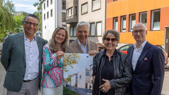 Im Kleinen zeigt sich, wie die neue Synagoge an der Emilienstraße in einigen Jahren aussehen soll: Rami Suliman(links), Vorsitze
