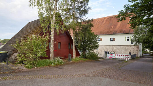 Die Stadt Heimsheim nimmt an der Versteigerung der Immobilie Schlosshof 24 teil, rechts daneben befindet sich die Zehntscheune.