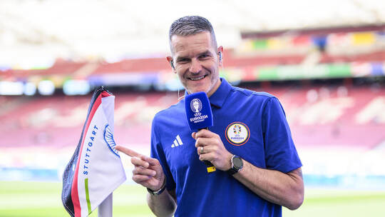 Jens Zimmermann macht während der Europameisterschaft die Ansagen im Stuttgarter Stadion. 24passion/Tom Weller