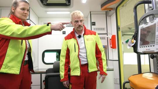 Cathrin weist „Timo“ in die Technik eines ASB-Rettungswagens ein. RTL