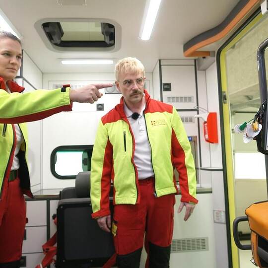 Cathrin weist „Timo“ in die Technik eines ASB-Rettungswagens ein. RTL