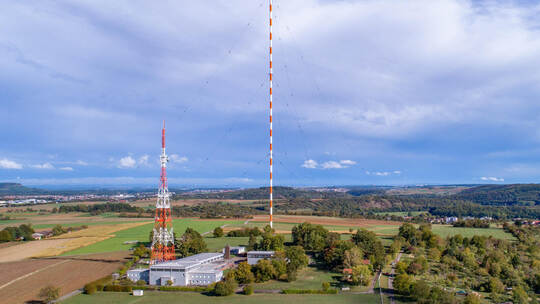 Im Schatten des Senders wird Deutschlands größte Tiny-Haus-Siedlung entstehen – dafür ist der Weg nun geebnet worden. Archivfoto Sender Anlage Mühlacker
