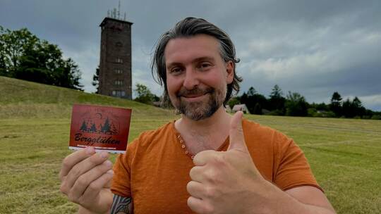 Stefan Kling zeigt den Flyer Bergglühen ohne Datum – denn der Termin wird auf das letzte Juniwochenende verschoben. Zoller