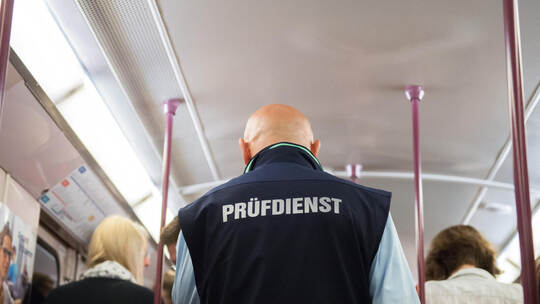 Zur Überprüfung von Fahrausweisen kommt es in Zügen häufig. Ohne Nachweis gibt es Probleme. Symbolfoto: Daniel Reinhardt/dpa Fahrkartenkontrollen im HVV-Gebiet