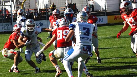Läuft gegen die Fursty Razorbacks aus Fürstenfeldbruck zu Höchstform auf: Wilddogs-Widereceiver und Rückkehrer Alec Tatum (Dritt