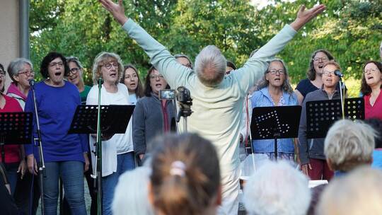 Wenn Frank Förschler den Chor „Komet“ dirigiert, dann gibt er alles. Das Publikum dankt es ihm und den Sängern mit tosendem Beif