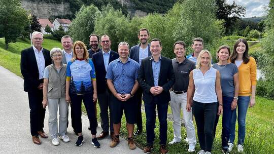 Klaus Mack, Verbandsvorsitzender des Regionalverbandes Nordschwarzwald (Sechster von rechts), mit Projektbeteiligten und Sponsor
