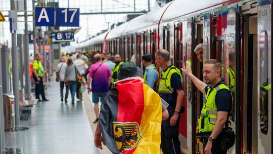 Fußballfans am Bahnhof Fußballfans am Bahnhof