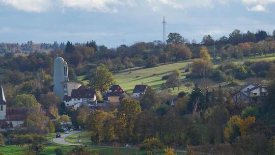 Wo jetzt am Ortsrand von Bilfingen oberhalb der katholischen Kirche noch Wiesen sind, soll künftig das Neubaugebiet „Bell“ entst