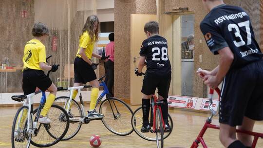 Überaus faire Duelle liefern sich beim Radballturnier in Ersingen die Lokalmatadore (gelbe Trikots) und ihre Gegner vom befreund