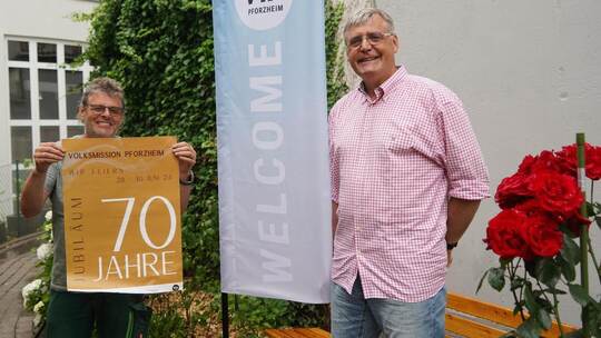 Gemeindemitglied Egon Notz (links) und Pastor Matthias Brandtner im Außenbereich, den die Volksmission fürs Jubiläumsfest neu he