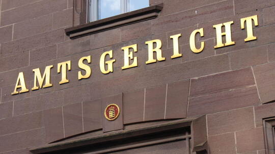 Ein 61-Jähriger musste sich vor dem Maulbronner Amtsgericht verantworten, weil sein Allrad-Schriftzug am Auto an das Symbol der