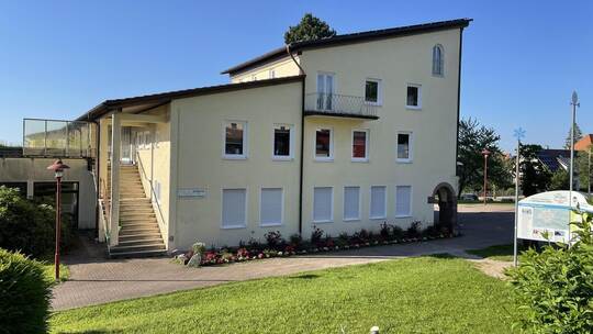 Über ein Fenster verschafften sich die bislang unbekannten Täter Zugang zum Dobler Kurhaus. Foto: Weiss