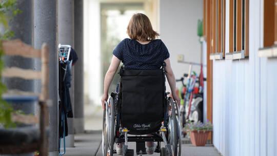 Das Bundesteilhabegesetz soll Menschen mit Behinderung (Symbolbild) gleichwertige Teilhabe am gesellschaftlichen Leben ermöglich Rollstuhlfahrerin in Freiburg