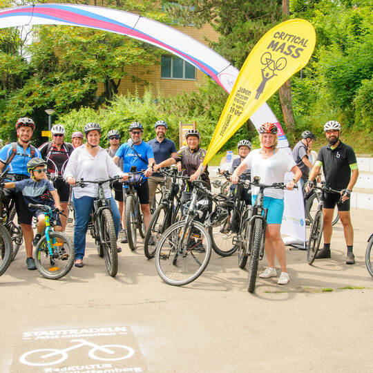Machen sich bereit für ihre 20 Kilometer lange Tour: Die begeisterten Fahrer beim Stadtradeln. Thomas Sommer
