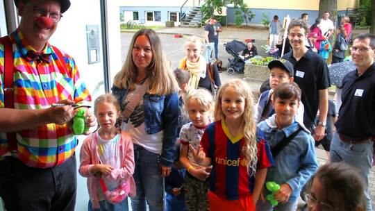 Die offenen Türen des Sperlingshofs locken viele Besucher aus der Bevölkerung – hier mit Clown Benji Wiebe (links), dem Sperling