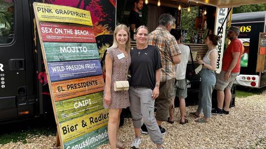 Cassandra Heiß von der Touristik Schömberg (links) und Veranstalterin Andrea Sanchez (rechts) freuen sich über den großen Erfolg