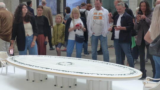 Putins Tisch, originalgetreu 1:3 als Modell nachgebaut, allerdings ohne hohen Besuch – dafür aber mit Handgranaten und Panzern i