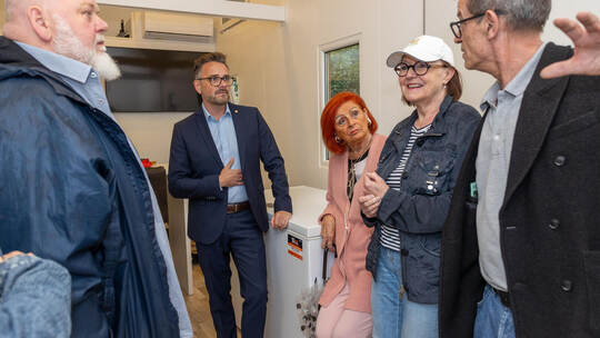 Rund zehn Personen kommen an diesem Dienstag in das Tiny-House im Oststadtpark, um mit Oberbürgermeister Peter Boch (Mitte) über OB Vor Ort Oststadt