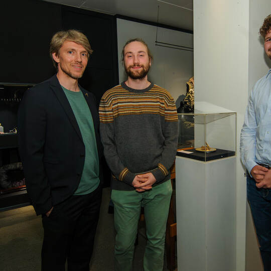 David Feulner von der Firma Schütt (von links) gratuliert den Gewinnern des ersten Preises. Sommer