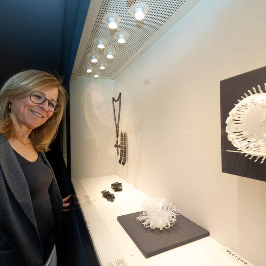 Regine Landauer möchte in Workshops für „Abgestimmt & Ausgeräumt“ mit Bastlern Upcycling Kunst erstellen. Meyer PK Schmuckmuseum Ornamenta Lust