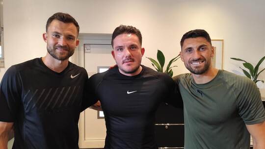 Starkes Trio: Heidenheim-Stürmer Denis Thomalla, Personaltrainer Lorenz Rechkemmer und SC-Freiburg-Publikumsliebling Vincenzo Gr