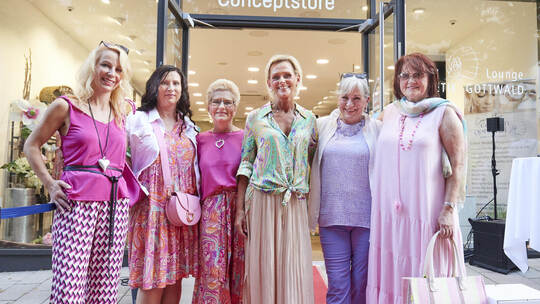Modenschau in der Fußgängerzone von Carmen Gottwald Conceptstore Kosmetik  Mode  Lifestyle
