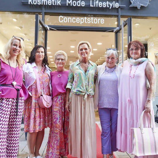 Modenschau in der Fußgängerzone von Carmen Gottwald Conceptstore Kosmetik  Mode  Lifestyle