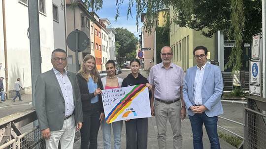 Schulterschluss der Nachbarn auf dem Emiliensteg: Rami Suliman, Vorsitzender der Jüdischen Gemeinde, die Schülersprecherinnen El
