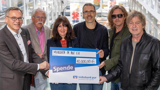 Spendenübergabe Fools Garden Volksbank
