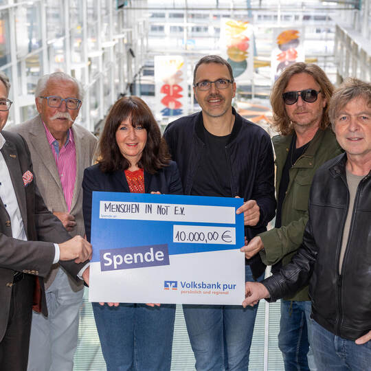 Spendenübergabe Fools Garden Volksbank