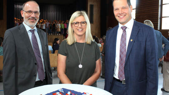 Schulamtsdirektor Volker Traub (links) und Maulbronns Bürgermeister Aaron Treut setzen am Freitag Rektorin Monika Bendlin ein. P