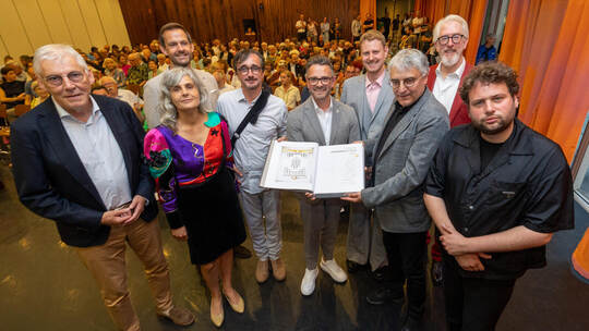Mit ihrem Eintrag in Pforzheims Goldenes Buch markieren die Landräte Helmut Riegger (Calw) und Bastian Rosenau (Enzkreis), Kurat Ornamenta Lust Eröffnung Bürgerfest Stadtgarten Reuchlinhaus