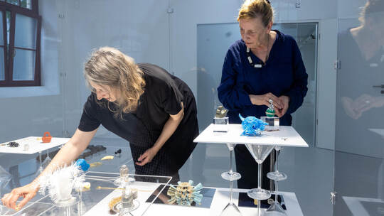 Die letzten Handgriffe: Christine Lüdeke (links) und Antonia Leslie bereiten die Vitrinen im Kollmar&Jourdan-Haus für die Vernis