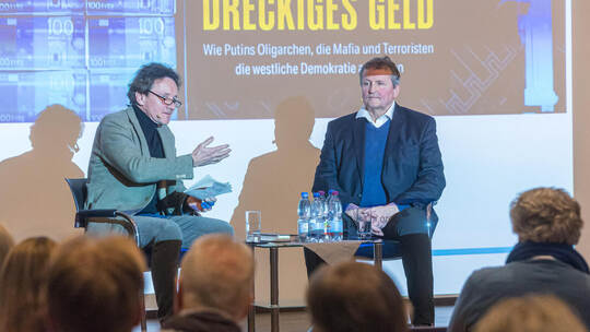 Beim PZ-Autorenforum stellten Andreas Frank (rechts) und Markus Zydra im Februar 2023 ihr Buch „Dreckiges Geld“ vor. Meyer Autorenforum Dreckiges Geld