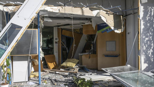 Ein Bild der Zerstörung: Ähnlich wie im Vorraum dieser Bank im hessischen Bad Vilbel sah es nach der Automatensprengung von Wier Geldautomat gesprengt