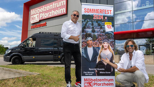 Freuen sich auf den Auftritt auf dem Parkplatz des Möbelzentrums Pforzheim: Sebastian Haase, Vertriebsleiter beim Möbelzentrum P PK Münchner Freiheit Möbelzentrum