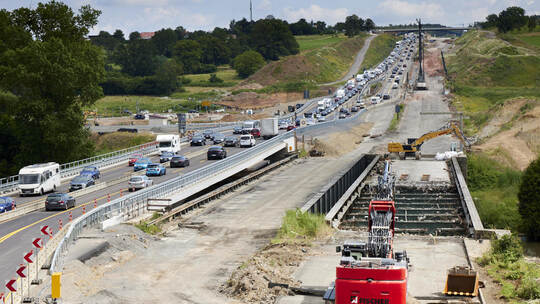 Nachdem der Verkehr auf den ersten Teil der neuen Autobahn A8-Enzbrücke geleitet wurdem wir die alte Brücke abgerissen.