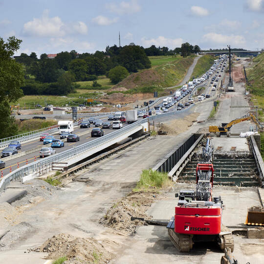 Nachdem der Verkehr auf den ersten Teil der neuen Autobahn A8-Enzbrücke geleitet wurdem wir die alte Brücke abgerissen.