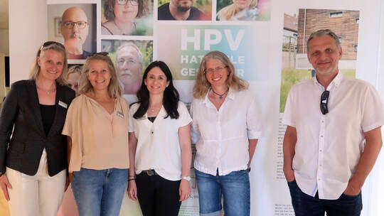 Dr. Kerstin Ladenburger, Tanja Wacker, Anja Westermann, Dr. Monika Riexinger und Dr. Ingo Thalmann freuen sich, mittels der Wand