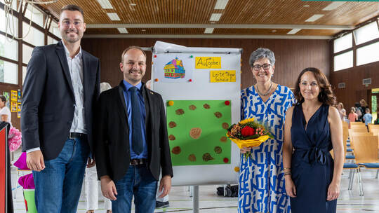 Hat ihre Aufgabe erfüllt: Rektorin Ursula Butscher-Zahn (Zweite von rechts) ist von Bürgermeister Fabian Bader (von links), Schu Abschied Rektorin Butscher Zahn