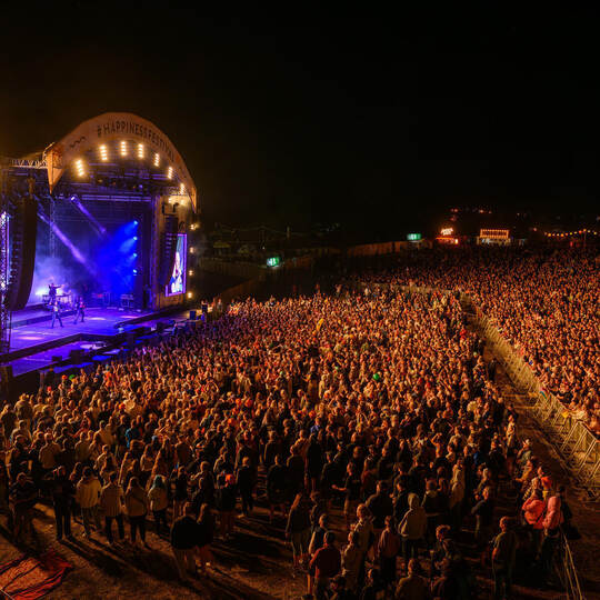 Tausende der sogenannten „Happianer“ feiern am Samstagabend zu den Techno-Klängen des Headliners Scooter. Sommer