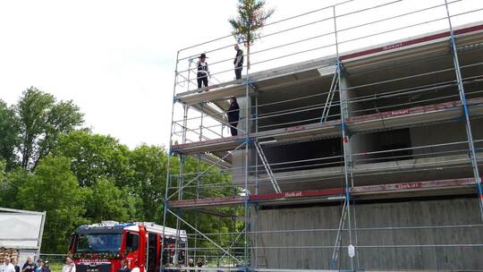 Keltern feiert Richtfest des neuen Feuerwehrhauses. Gemeinde Keltern