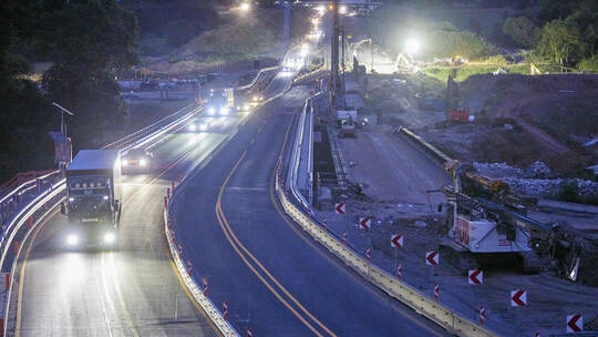 Autobahn A8 Sperrung. Abriss Brücke über die Enz, westliche Hälfte der Brücke über die B10. Belagsanierung B10.