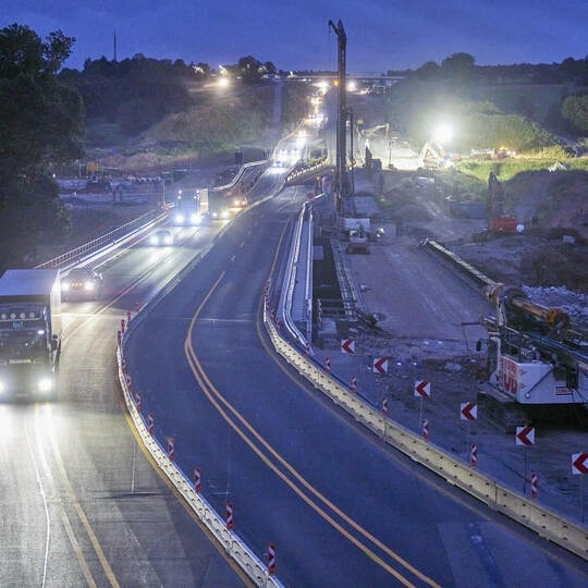 Autobahn A8 Sperrung. Abriss Brücke über die Enz, westliche Hälfte der Brücke über die B10. Belagsanierung B10.