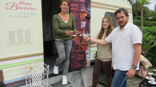 Vorgespräch auf dem Schellbronner Campingplatz: Helferinnen Regina und Lea-Marie Gerlich mit Campingkirchen-Organisator Göran Sc