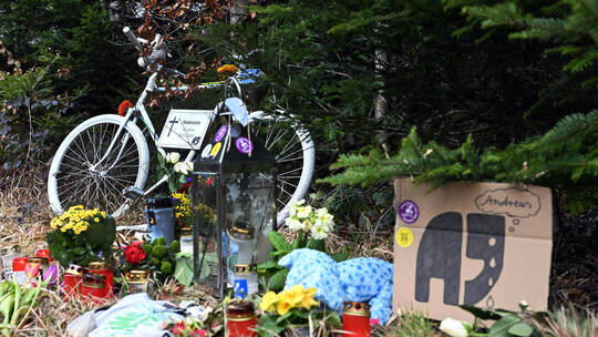 ARCHIV - 11.02.2024, Baden-Württemberg, Pforzheim: Bei einer Fahrrad-Demonstration für den bei einem Unfall gestorbenen Radaktiv Gedenkstelle für bei Unfall gestorbenen Radaktivisten